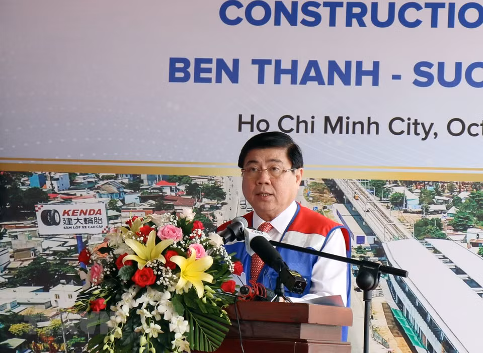 胡志明市人民委员会主席阮成峰在仪式上发表讲话。越通社记者 进力 摄