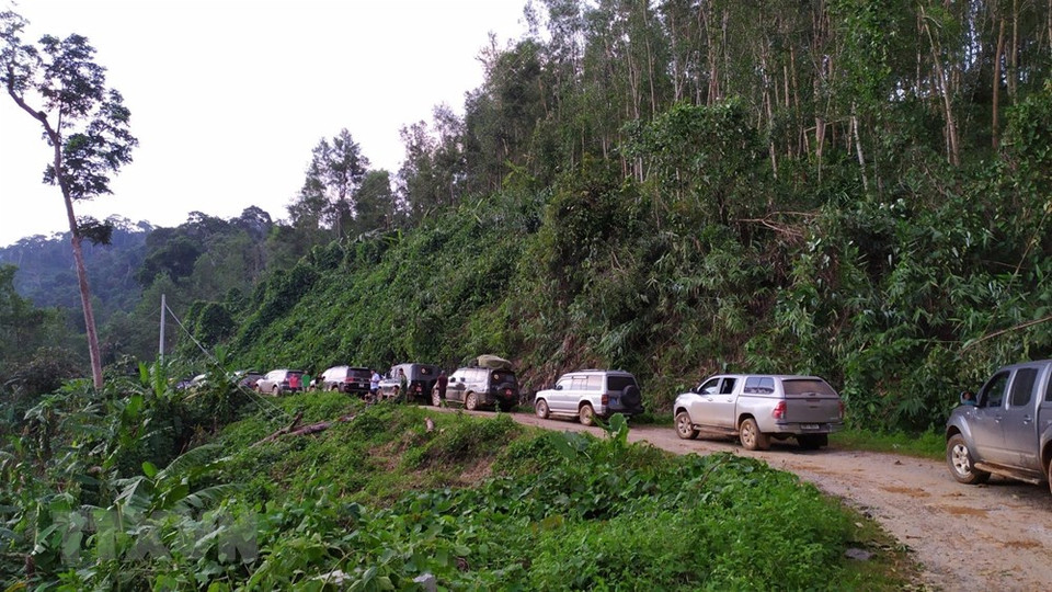 车辆前往茶棱乡发生泥石流事故区域。越通社记者 陈黎林 摄