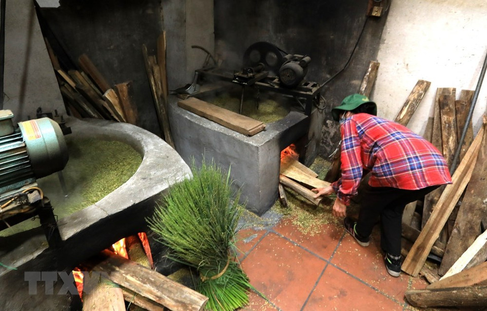 扁糯生产的阶段。在扁糯生产过程中，扁糯生产者要经常注意火炉并调整火炉气温，避免火炉气温过高。越通社记者 诚达 摄