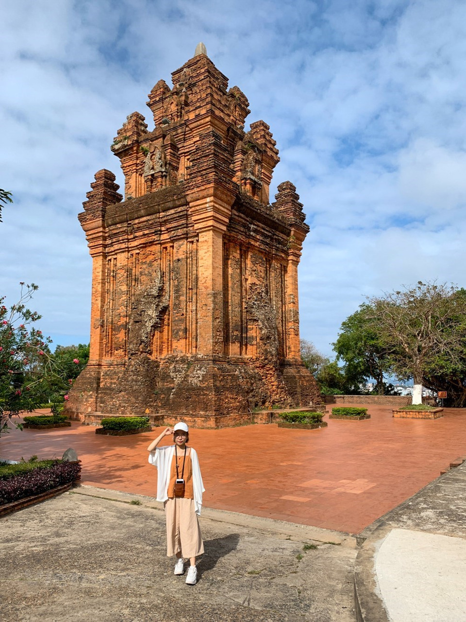 富安省绥和市（Tuy Hòa）具有沿海土地的宁静之美，是拥有众多景点的旅游胜地。在市中心，游客可参观雁塔（Nhạn）和占塔（Chài）。雁塔位于建有古代建筑的雁山上，是昔日占族人供奉神祇的一座寺庙。雁山离1A号国道不远，交通非常方便。雁山附近是占塔山。占塔山是喜欢攀爬的游客的理想目的地。图片来源：Vietnam+