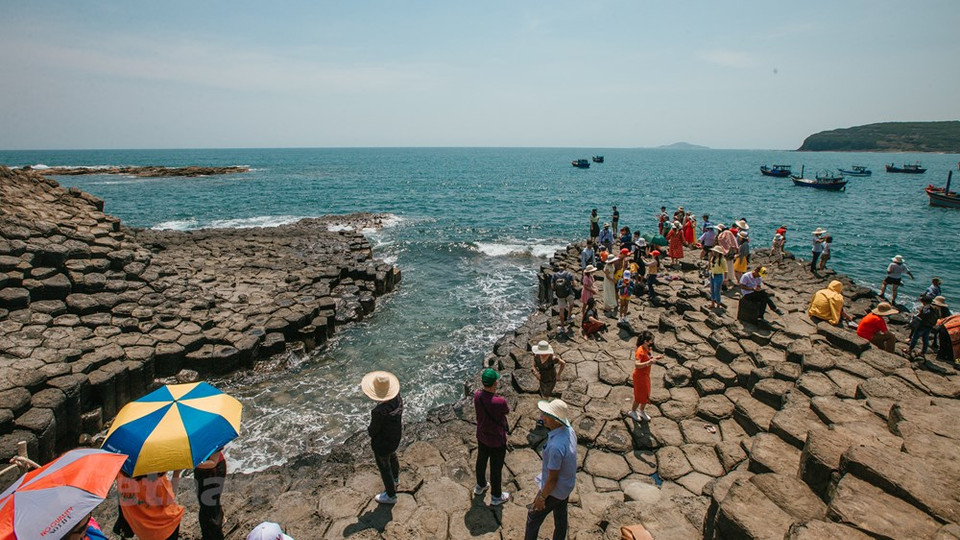 据科学家考察称，石盘滩的石块属岩浆石头，距今2亿年前，距现在石盘滩位置约30公里的云和高原（即富安）的火山活动过程形成的。岩浆从火山口喷出遇冷海水硬化，起化学作用使这些已硬化的岩石自然分裂成块，却分裂得十分完美而造成了如此新奇景观。图片来源：Vietnam+