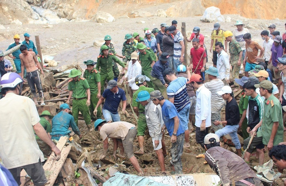 目前，茶棱乡仍有14人失踪。第五军区副司令阮廷进少将仍正在指挥搜救工作，然而因该乡3公里交通公路发生被严重塌方，交通受阻，让搜救工作面临许多困难。图自越通社