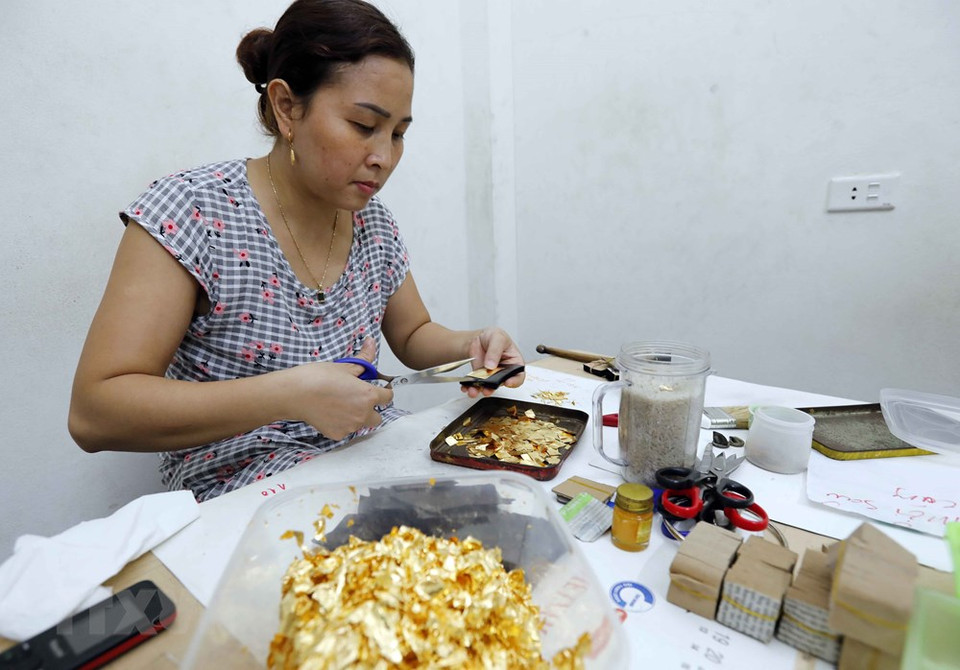 黄金经连续式轧机最后轧制的热轧薄板，然后切成小块。越通社记者 陈越 摄