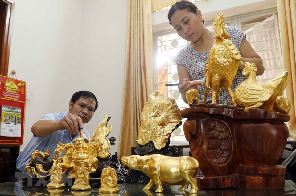 阮文协艺人家庭的贴金箔作品。越通社记者 陈越 摄