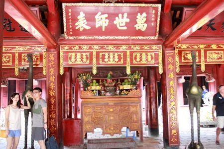 大成殿内供奉着孔子圣像。