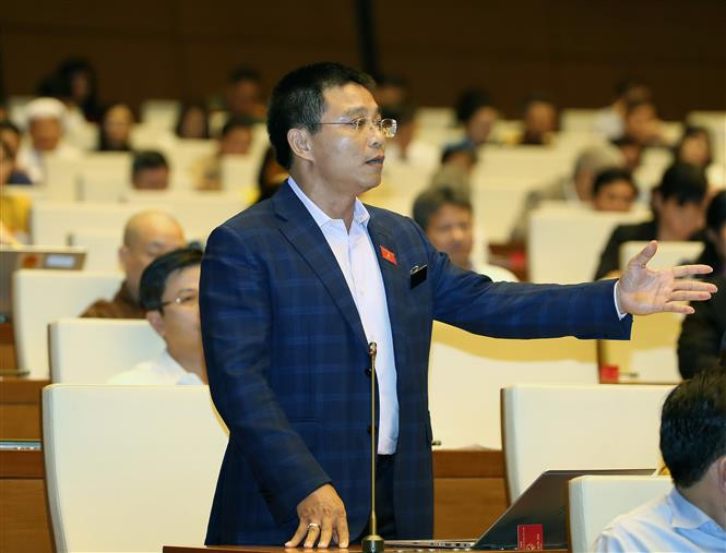 河内市国会代表阮文胜在会上发言。（图片来源：越通社）