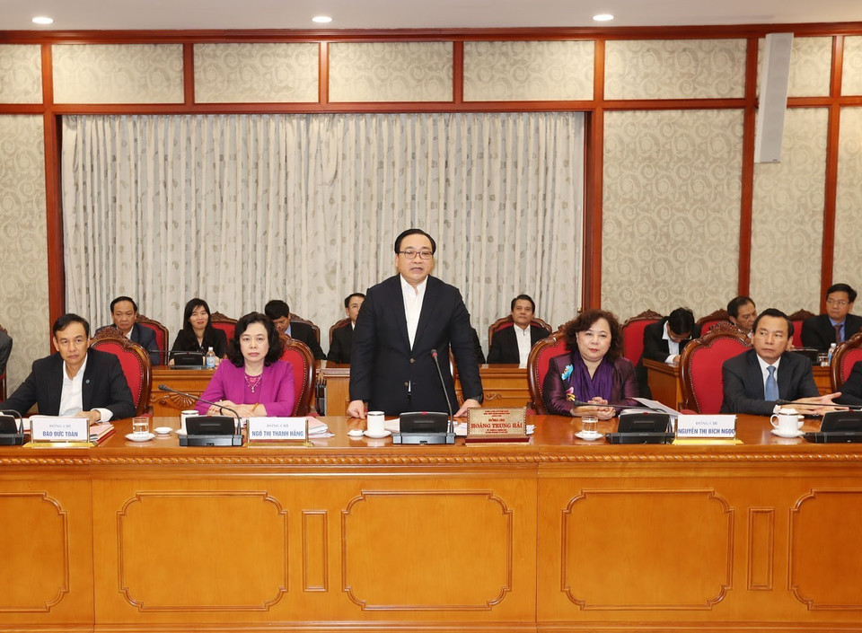 越共中央政治局委员、河内市市委书记黄忠海在会上发言。（图片来源：越通社）