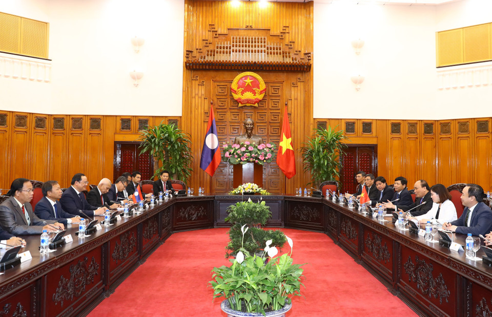 越南政府总理阮春福会见老挝政府副总理宋赛•西潘敦。（图片来源：越通社）