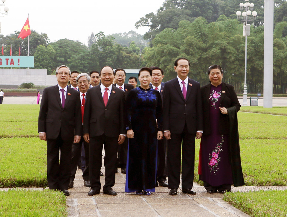 越南共产党和国家领导同第十四届国会代表前往胡志明主席陵墓敬献花圈。越通社记者 阮民 摄