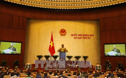 越南第十四届国会第四次会议在首都河内国会大厦隆重开幕。（图片来源：越通社）
