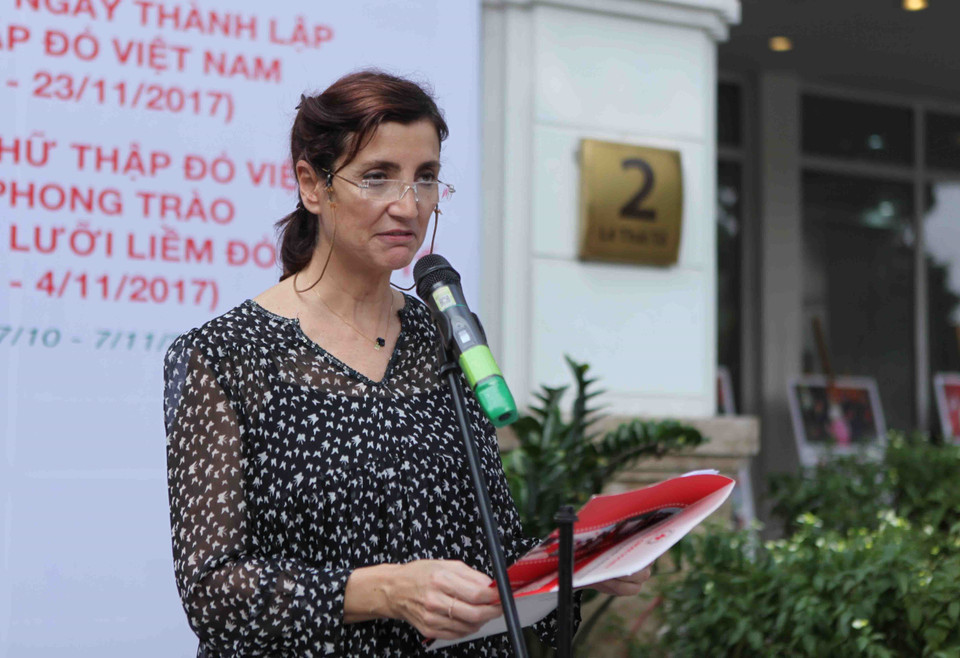 红十字会与红新月会国际联合会代表发表讲话。（图片来源：越通社）