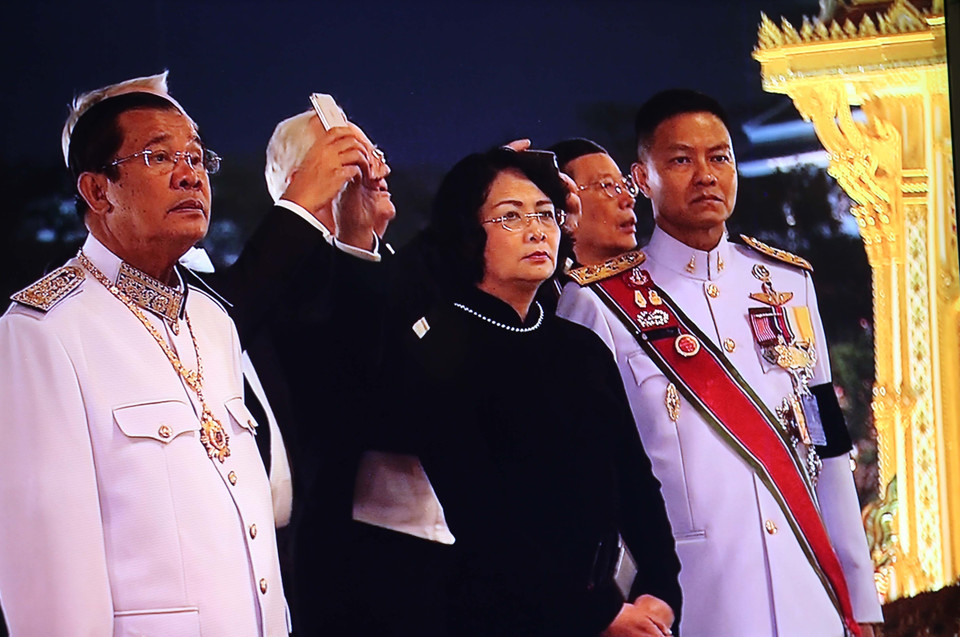 越南国家副主席邓氏玉盛出席泰国先王普密蓬遗体火化仪式 （图片来源：越通社）