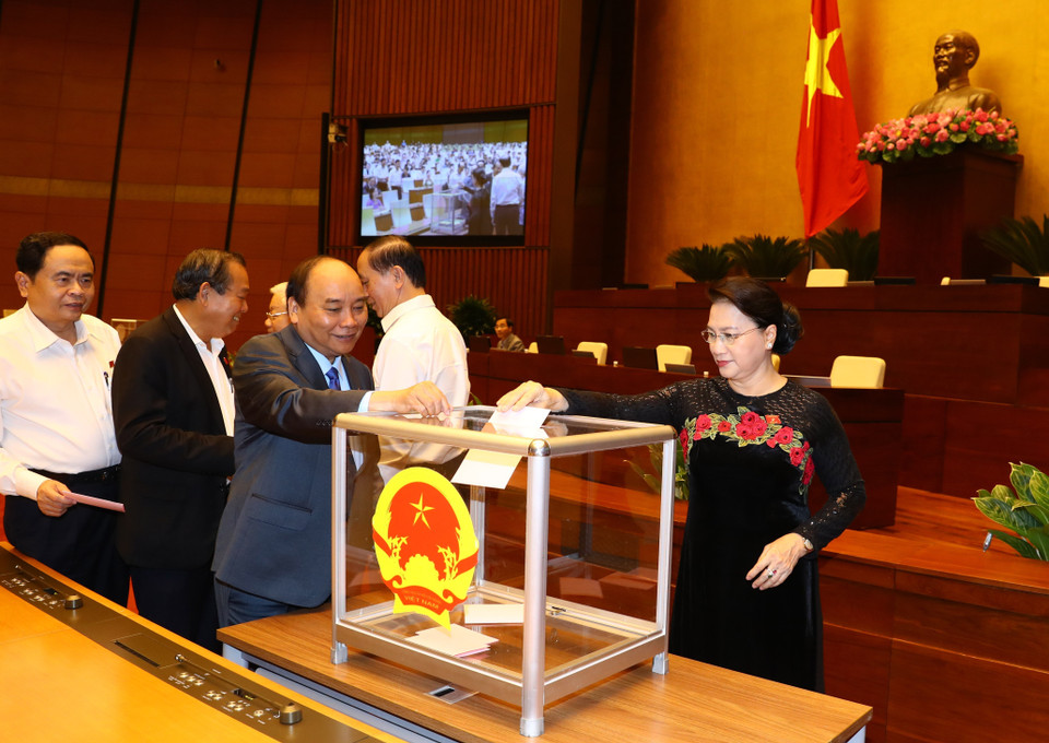 越南党与国家领导投票通过交通运输部部长和政府总监察长等职务的任命事宜。（图片来源：越通社）