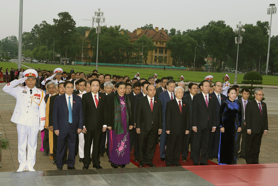 越南共产党和国家领导同第十四届国会代表前往胡志明主席陵墓敬献花圈。越通社记者 阮民 摄