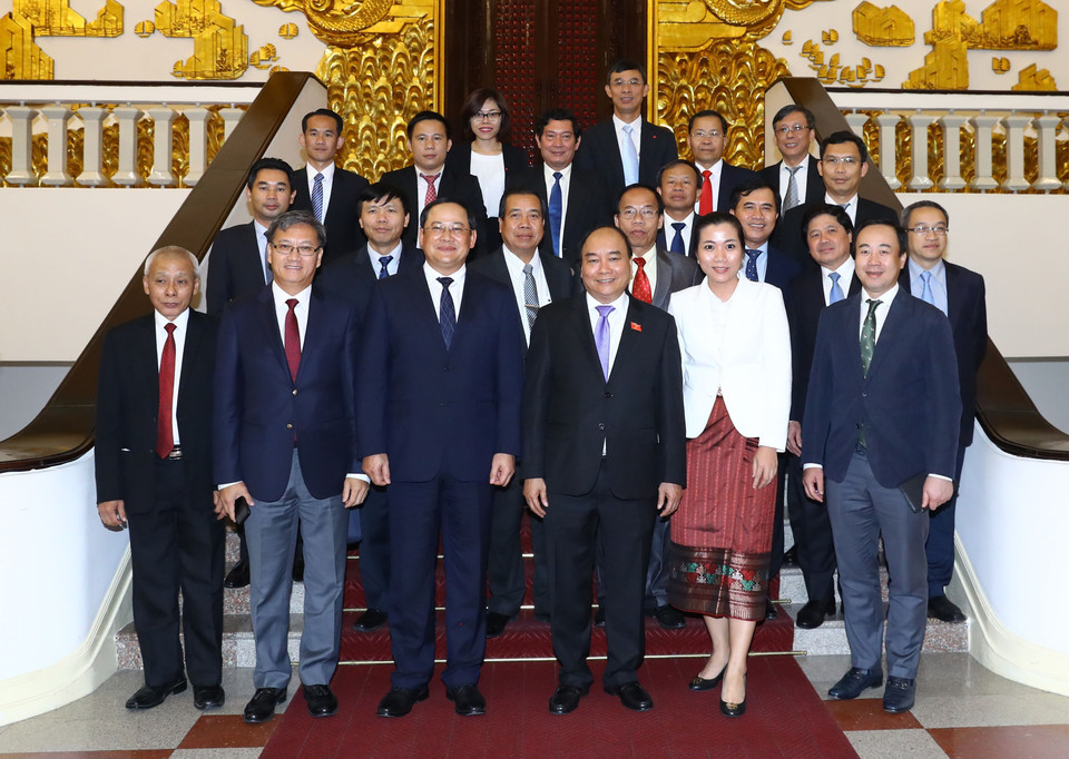 越南政府总理阮春福10月24日在政府总部会见老挝政府副总理宋赛•西潘敦一行。（图片来源：越通社）