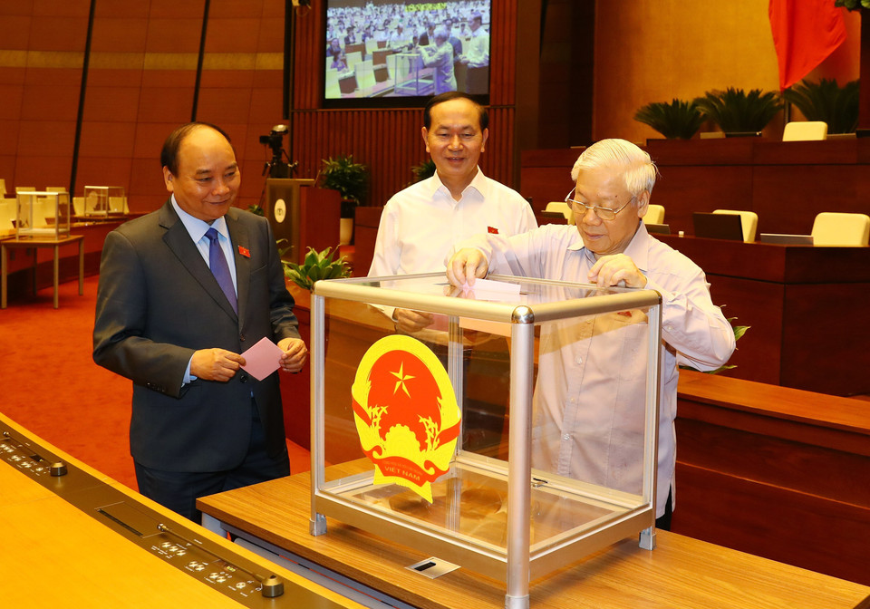 越南党与国家领导投票通过交通运输部部长和政府总监察长等职务的任命事宜。（图片来源：越通社）