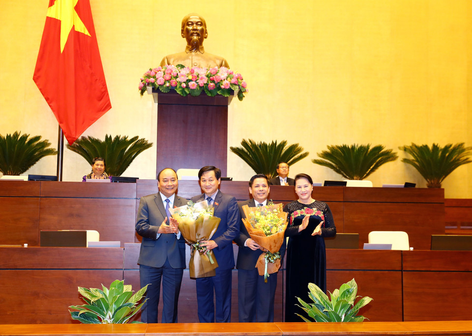  政府总理阮春福（左一）和国会主席阮氏金银（右一）向阮文体和黎明慨赠送鲜花。（图片来源：越通社）