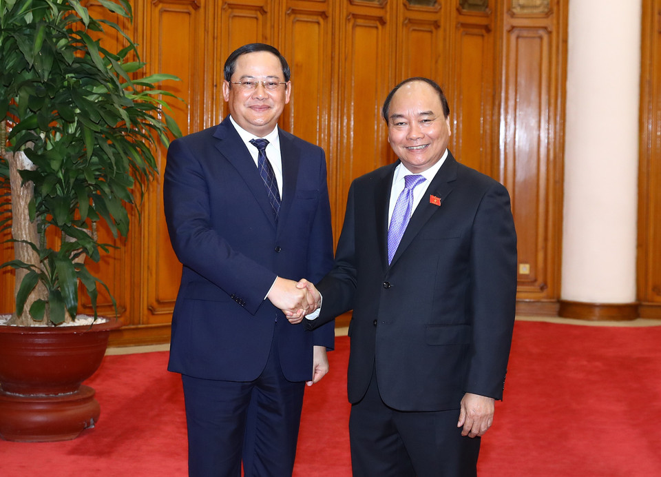 越南政府总理阮春福(右)与老挝政府副总理宋赛•西潘敦。（图片来源：越通社）