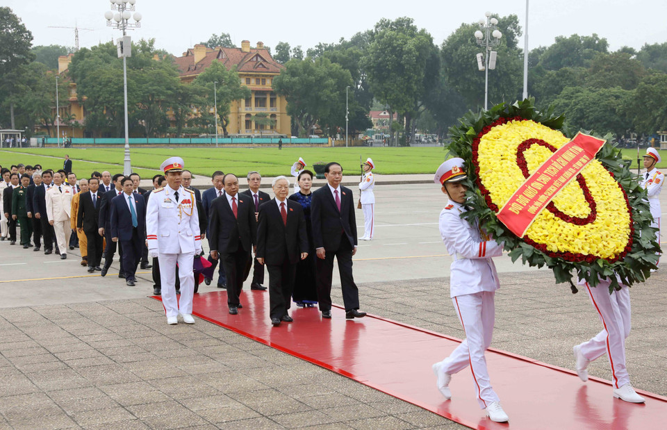 越南共产党和国家领导同第十四届国会代表前往胡志明主席陵墓敬献花圈。越通社记者 阮民 摄