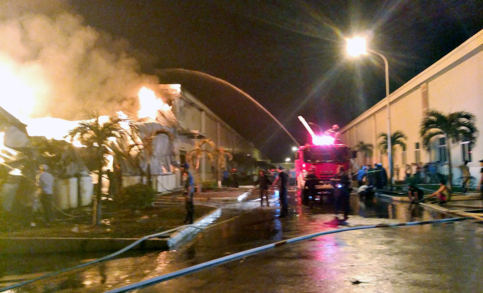 2018年4月4日2时30分许，位于广宁省芒街市海安工业区的中国香港天虹 集团天虹银龙科技公司纤维厂发生火灾。越通社记者 文德 摄 