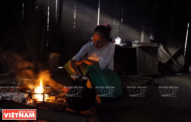  蒙族女人做家务的景象。越南画报记者 仲正 摄