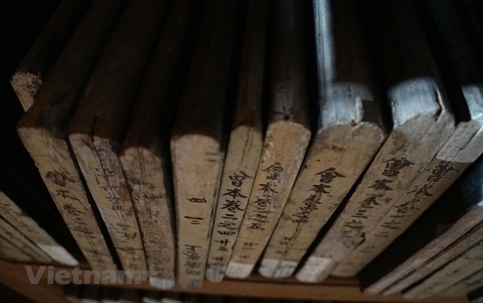 越南最悠久的佛经木刻，对科研工作具有重要意义。越通社记者 松林 玉山 摄