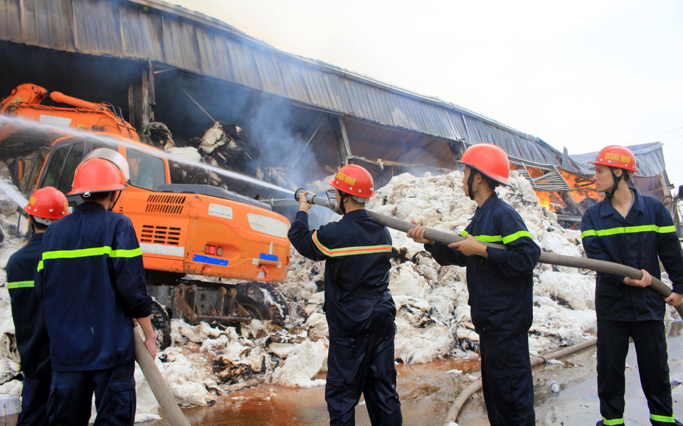 消防营救现场。越通社记者 文德 摄 