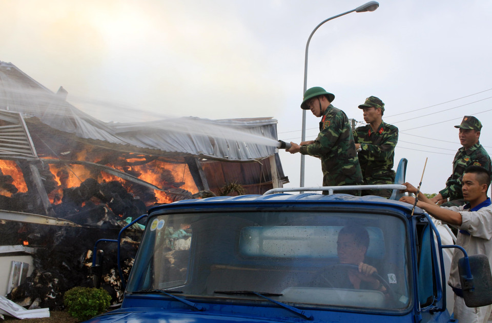 消防营救现场。越通社记者 文德 摄 