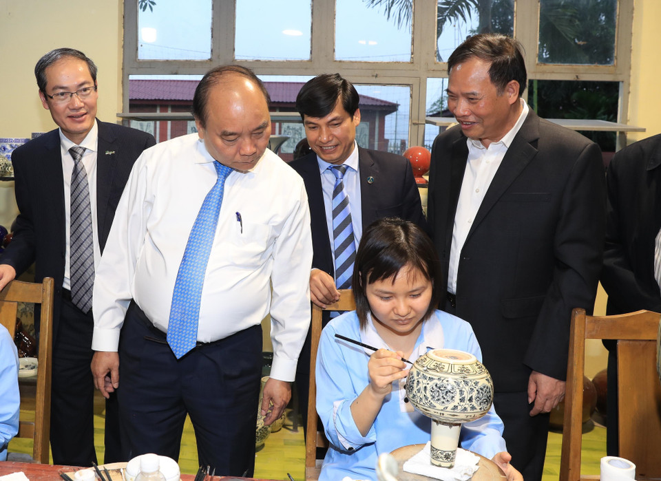 越南政府总理阮春福走访海阳省舟逗陶瓷股份公司。越通社记者 统一 摄