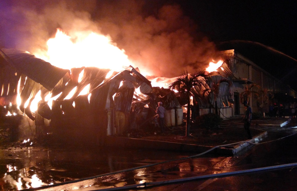 2018年4月4日2时30分许，位于广宁省芒街市海安工业区的中国香港天虹 集团天虹银龙科技公司纤维厂发生火灾。越通社记者 文德 摄 