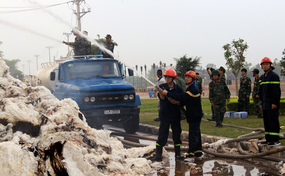 消防营救现场。越通社记者 文德 摄 