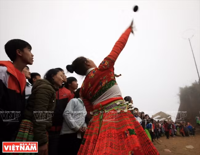 在蒙族人的传统新年，游客可以参与抛绣球、推杆子等民间游戏。越南画报记者 仲正 摄