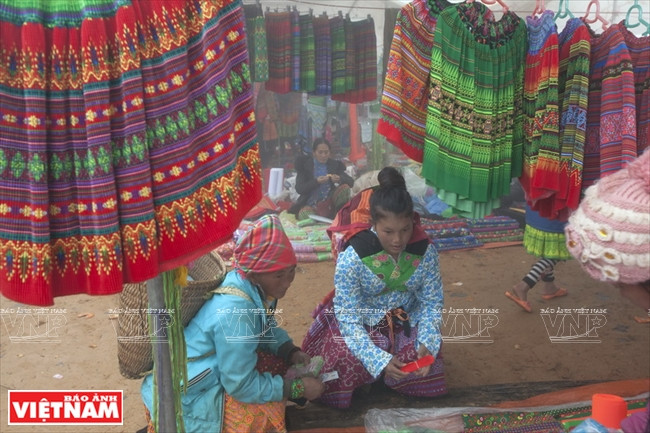 蒙族女人选购五彩缤纷的传统衣服。越南画报记者 仲正 摄