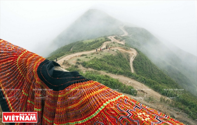 号称“恐龙脊梁”的山峰是构成海拔1600米达索山脉的三峰之一，每天迎来众多游客瞻仰云霞海洋的黎明之光。越南画报记者 仲正 摄