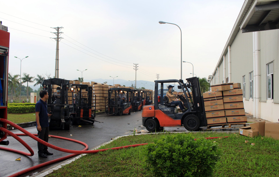 把货物运到安全地方。越通社记者 文德 摄 