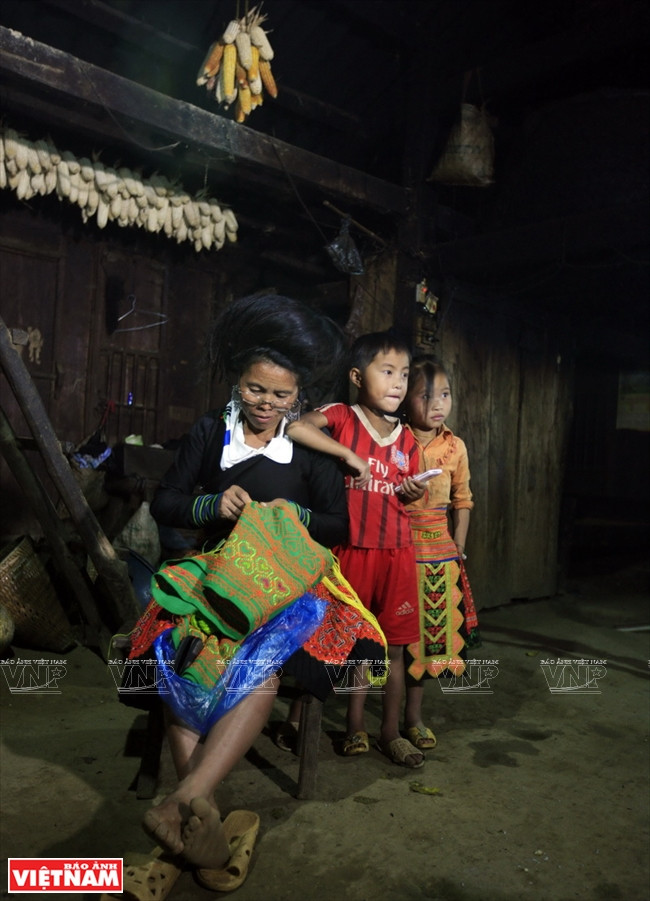  农闲时，达索的蒙族妇女为节日缝制新衣服做准备。越南画报记者 仲正 摄