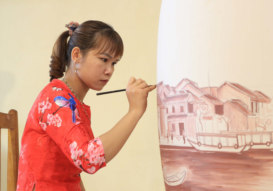 世界上近50个博物馆正在展示舟逗陶瓷产品，其价值获得观众的高度认同。越通社记者 统一 摄