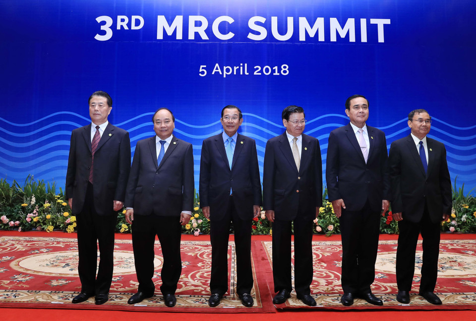 湄公河委员会各成员国代表合影。越通社记者 统一 摄