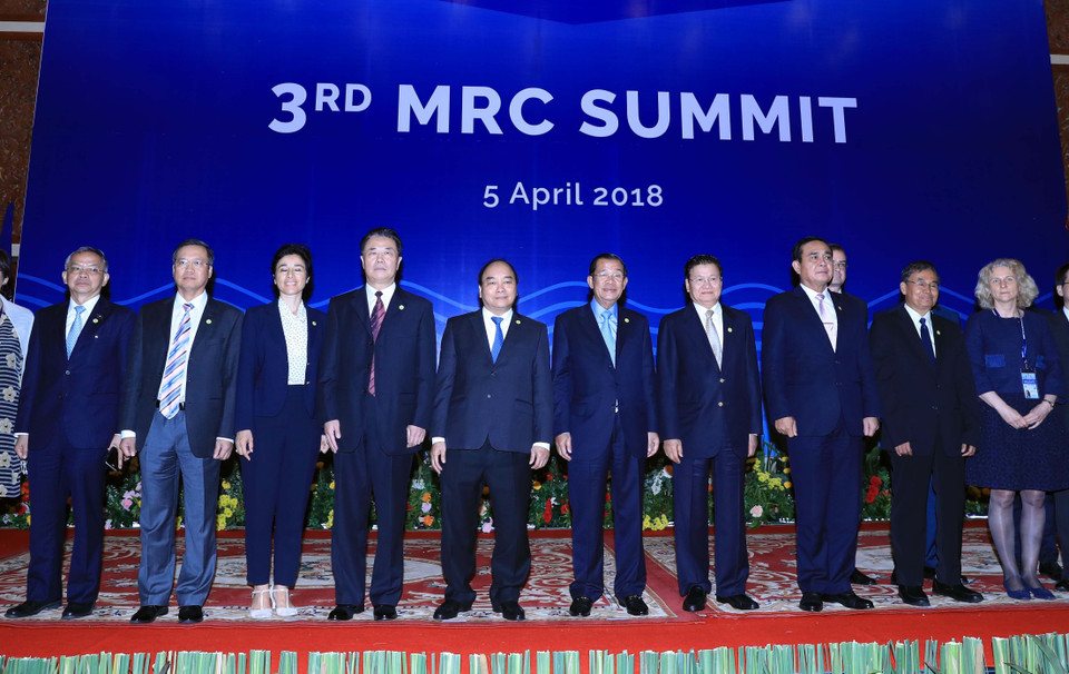 阮春福同与会代表合影。 越通社记者 统一 摄