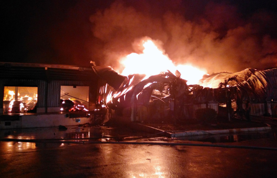 2018年4月4日2时30分许，位于广宁省芒街市海安工业区的中国香港天虹 集团天虹银龙科技公司纤维厂发生火灾。越通社记者 文德 摄 