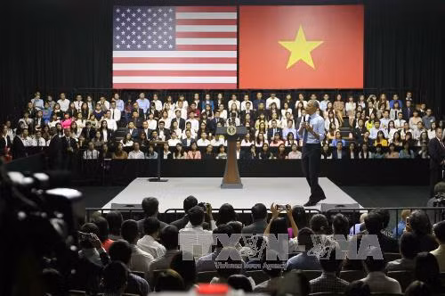  奥巴马在交流会上发表讲话。