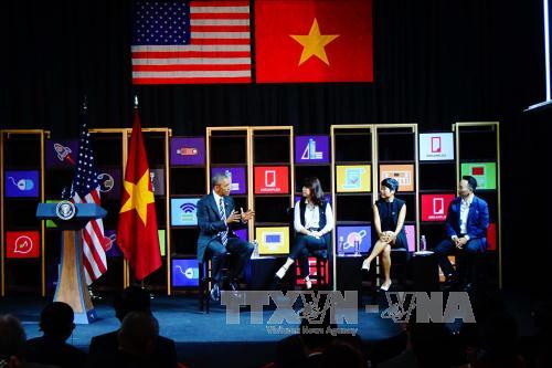  奥巴马与越南年轻企业家代表举行交流会。