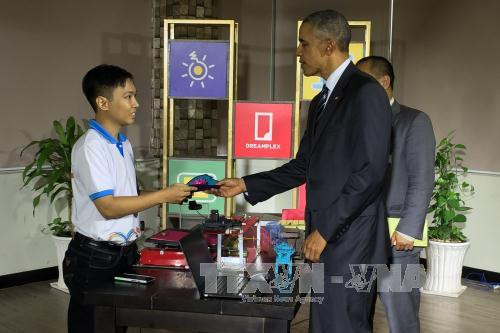  奥巴马与越南年轻企业家代表举行交流会。