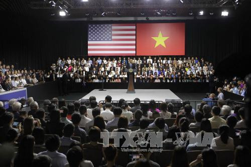  奥巴马在交流会上发表讲话。