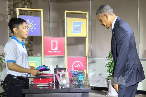  奥巴马与越南年轻企业家代表举行交流会。