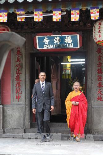  奥巴马总统参观设在胡志明市第一郡梅氏榴街的福海寺（又称玉皇寺）。