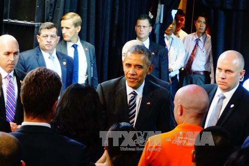  奥巴马与越南年轻企业家代表举行交流会。