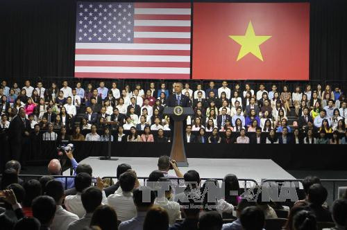  奥巴马在交流会上发表讲话。