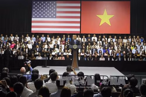  奥巴马在交流会上发表讲话。