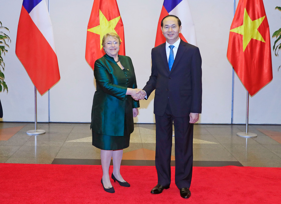 陈大光主席与智利总统米歇尔·巴切莱特·赫里亚共同主持新闻发布会。（图片来源：越通社）